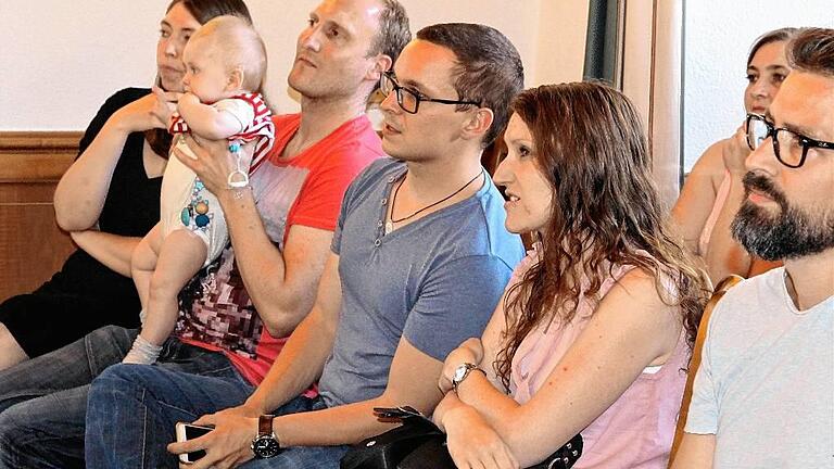 Junge Familien verfolgten im Zuhörerbereich die Ziehung der Baugrundstücke und ihrer künftigen Eigentümer. Am Ende gab es nur glückliche Gesichter.