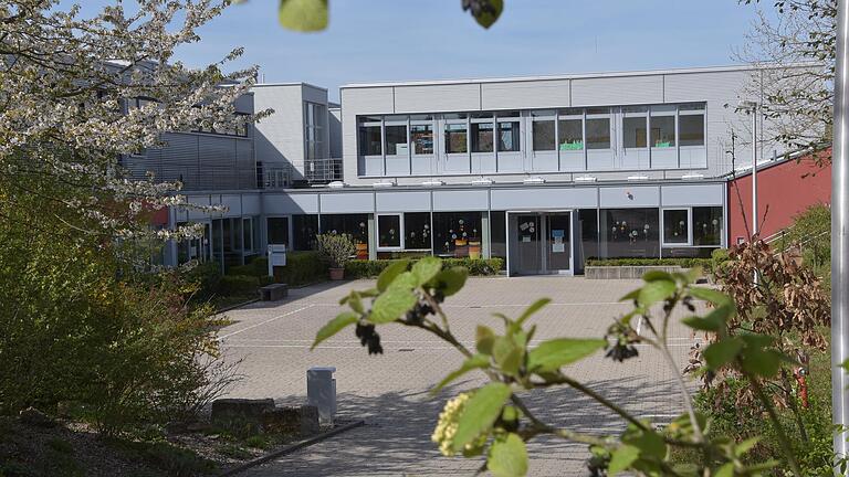 Zunehmende Probleme und präventive Ansätze müssten eigentlich zu einer Jugendsozialarbeit an der Grundschule führen. Da aber eine neue Richtlinie vom Landratsamt erlassen wird, will man vor weiteren Entscheidungen erst diese abwarten. Zunehmende Probleme und präventive Ansätze müssten eigentlich zu einer Jugendsozialarbeit an der Grundschule führen. Da aber eine neue Richtlinie vom Landratsamt erlassen wird, will man vor weiteren Entscheidungen erst diese abwarten.