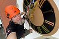 Geschafft: Die Turmuhr&nbsp;von St. Kilian in Holzhausen&nbsp;ist wieder komplett. Im Bild&nbsp;Steffen Willing, der die Uhr in luftiger Höhe wieder anbrachte.