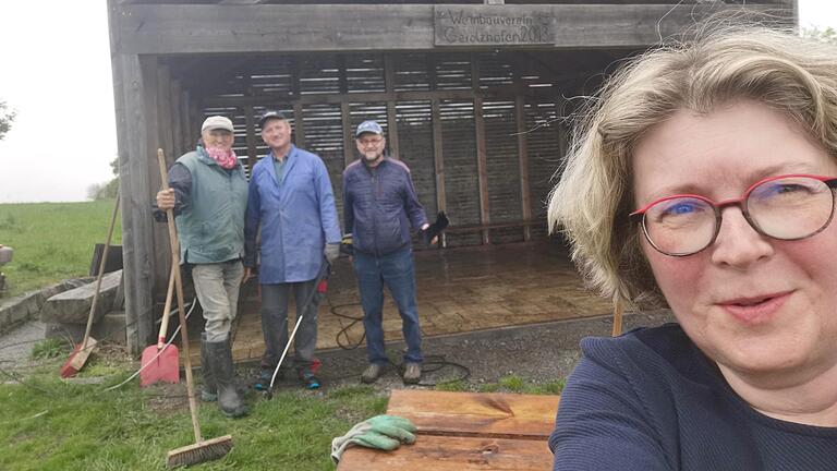 Ein Selfie bei den Reinigungsarbeiten am Pavillon des Weinbauvereins auf dem Kappelberg: (von links) Winfried Ernst, Peter Schmitt, Jürgen Kiesel und Beate Glotzmann.