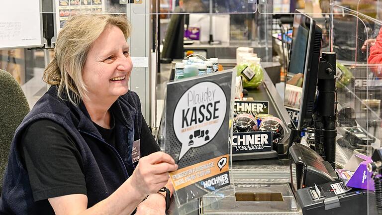 An ihrer Plauderkasse haben Helga Schöners Kundinnen und Kunden alle Zeit der Welt, um ihren Einkauf zu verstauen und sich mit der Kassiererin zu unterhalten. An ihrer Plauderkasse haben Helga Schöners Kundinnen und Kunden alle Zeit der Welt, um ihren Einkauf zu verstauen und sich mit der Kassiererin zu unterhalten.