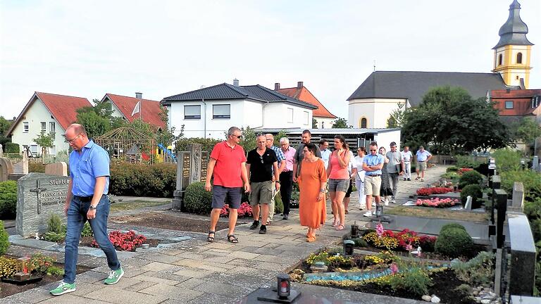 Der Bauausschuss bei der Besichtigung des Friedhofs Unterspiesheim auf demjenigen Weg, dessen Betonplatten aufgrund der Unregelmäßigkeiten immer wieder zu Stolperfallen werden. Nun sucht man nach Alternativen. Der Bauausschuss bei der Besichtigung des Friedhofs Unterspiesheim auf demjenigen Weg, dessen Betonplatten aufgrund der Unregelmäßigkeiten immer wieder zu Stolperfallen werden. Nun sucht man nach Alternativen.