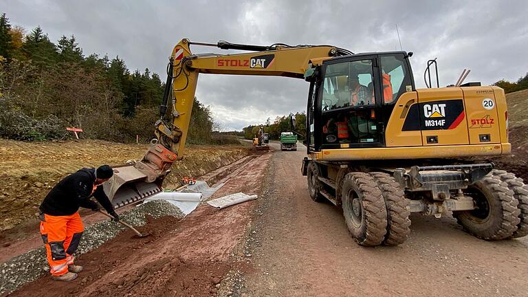 Auf dem ersten Teilabschnitt der Neugestaltung der Staatsstraße 2292 vom Hainhof Richtung Frickenhausen sind die Arbeiten voll im Gang. Auf dem ersten Teilabschnitt der Neugestaltung der Staatsstraße 2292 vom Hainhof Richtung Frickenhausen sind die Arbeiten voll im Gang. 