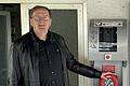Bürgermeister Wolfgang Seifert mit einem der neuen Defibrillatoren: Die Geräte wurden von der Firma Überlandwerk Rhön GmbH fachgerecht ans Stromnetz angeschlossen.