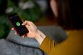 Spotify-App auf einem Smartphone       -  Betrüger haben es derzeit auf die persönlichen Daten und Zahlungsinformationen von Spotify-Nutzern abgesehen.