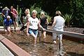 s Kneipp-Becken im Luitpold-Park wurde von den Besuchern ausgiebig genutzt.  Foto: Björn Hein       -  s Kneipp-Becken im Luitpold-Park wurde von den Besuchern ausgiebig genutzt.  Foto: Björn Hein