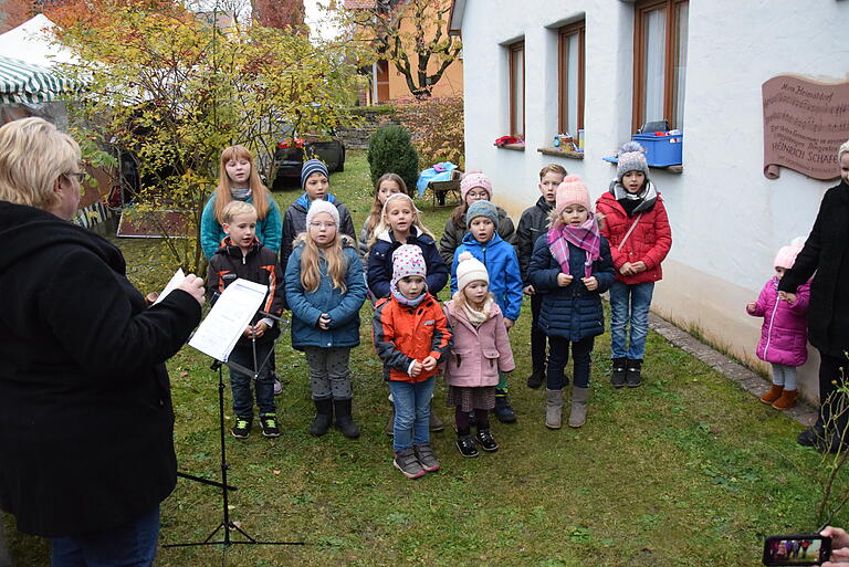 Während der Hobbykünstler-Ausstellung des Gesangvereins Wiesenfeld an der ehemaligen Synagoge trat auch der Kinderchor &quot;Happy Kids&quot; unter der Leitung von Silvia Schäfer auf. Der Erlös der Ausstellung wird seit 20 Jahren für die Jugendarbeit des Vereins eingesetzt.