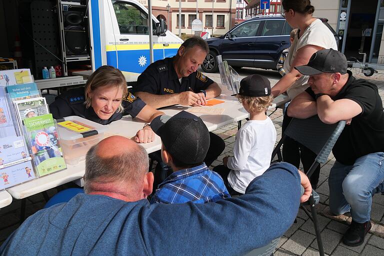 Gut zu tun hatten die Quizmaster von Polizei und Gebietsverkehrswacht. Alle Fragen wurden geduldig beantwortet und tragen zweifelsohne dazu bei, den Schulweg der Kinder sicherer zu machen.