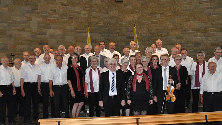 Die Chöre aus Bergtheim und Lengfeld sowie das Ensemble mit Orgel, Violine und Sopran.