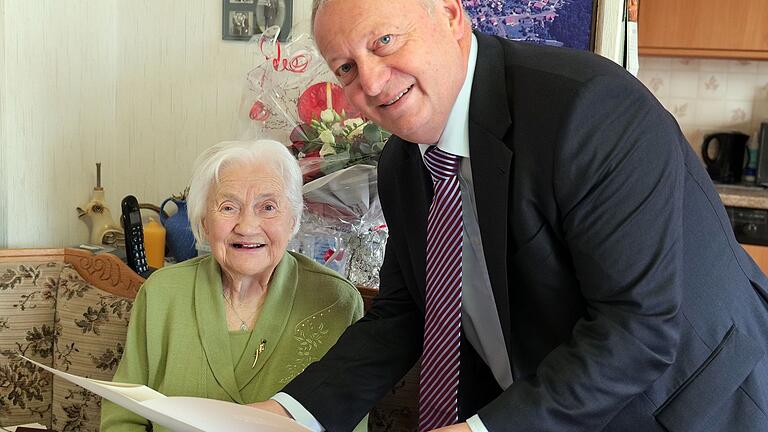 Landrat Thomas Bold überreichte der 98-Jährigen im Oktober 2023 das Ehrenzeichen des Bayerischen Ministerpräsidenten für Verdienste im Ehrenamt.