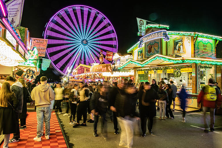 Zahlreiche Menschen besuchen jedes Jahr das Frühjahrsvolksfest auf der Talavera in Würzburg. In diesem Jahr beginnt es schon am 9. März. Zahlreiche Menschen besuchen jedes Jahr das Frühjahrsvolksfest auf der Talavera in Würzburg. In diesem Jahr beginnt es schon am 9. März.