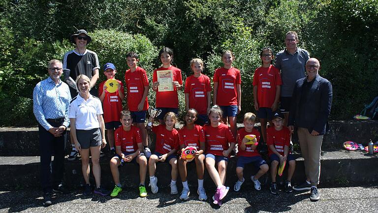 Das Bild zeigt das Siegerteam aus Niederwerrn sowie (von links) Thomas Engert (Sparkasse Schweinfurt-Haßberge), Lehrer Christoph Paul, Leichtathletik-Obfrau Mareike Seger sowie (von rechts) Schulrat Frank Hagen und André Krauß (AK Sport).