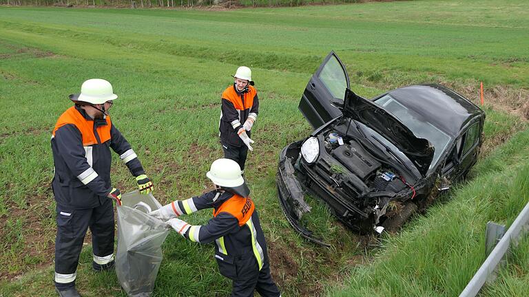 Die Feuerwehr sammelte Fahrzeugteile im Straßengraben auf. An dem VW Golf entstand wirtschaftlicher Totalschaden.