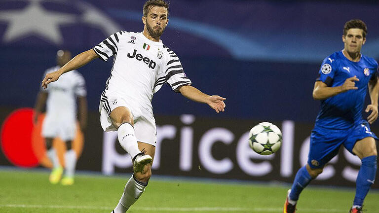 Dinamo Zagreb - Juventus Turin       -  Miralem Pjanic (l) erzielt für Juve das zwischenzeitliche 1:0 in Zagreb. Foto: Antonio Bat