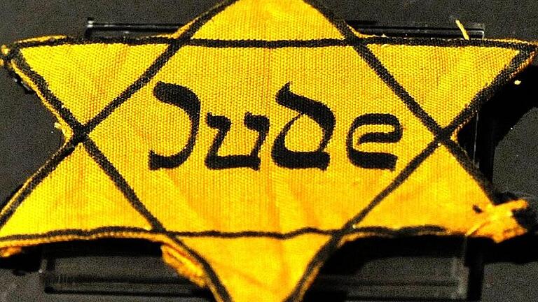 11_Judenstern frühe 1940er Jahre_Jürgen Hoffmann_LVR Industzriemuseum       -  Kleidung diente auch der Ausgrenzung - der berüchtigte 'Judenstern'