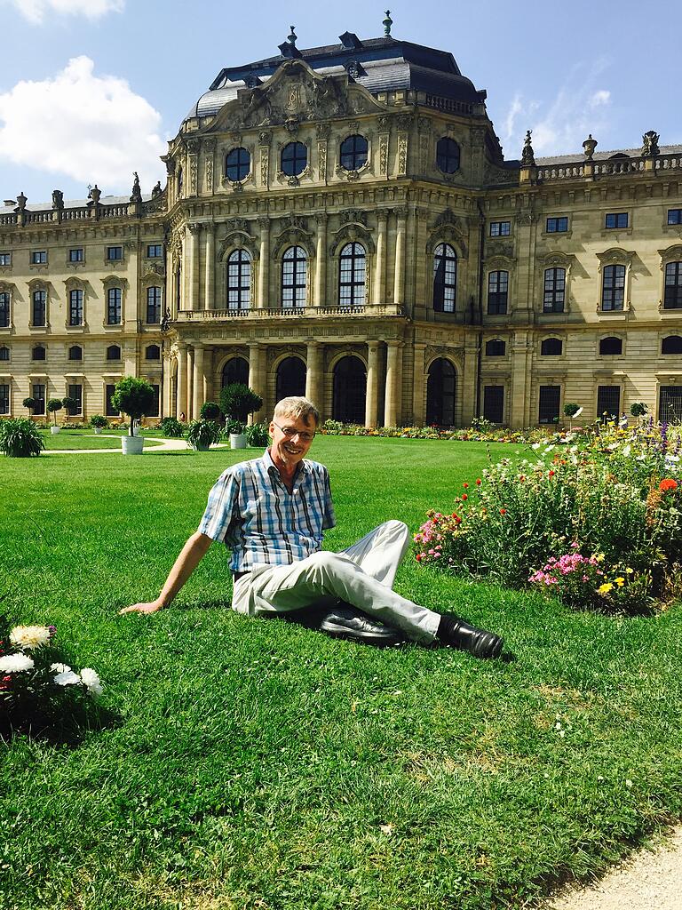 Horst Tony Walter im Garten der Residenz. Hier findet regelmäßig das Mozartfest statt Foto: Eva-Maria Bast