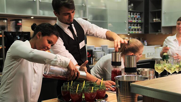 Die Prüflinge bereiten den Aperitif vor: Ihre praktische Prüfung im Hotel- und Gaststättengewerbe in Kitzingen hat gerade begonnen.