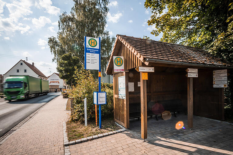 Eine Bushaltestelle in Ermershausen an der B279: Gefühlt, so zeigen die Ergebnisse, kommen hier die Busse zu selten. Und die Belastung durch den Verkehr ist zu hoch.