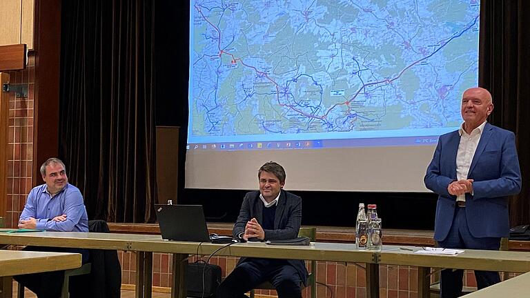 Informierten zum Thema Anschluss an die FWO: Landrat Thomas Habermann, Vorsitzender Michael Kraus und VG-Geschäftsstellenleiter Peter Hehn (von rechts) bei der Sitzung des Wasserzweckverbands Mellrichstädter Gruppe. Informierten zum Thema Anschluss an die FWO: Landrat Thomas Habermann, Vorsitzender Michael Kraus und VG-Geschäftsstellenleiter Peter Hehn (von rechts) bei der Sitzung des Wasserzweckverbands Mellrichstädter Gruppe.