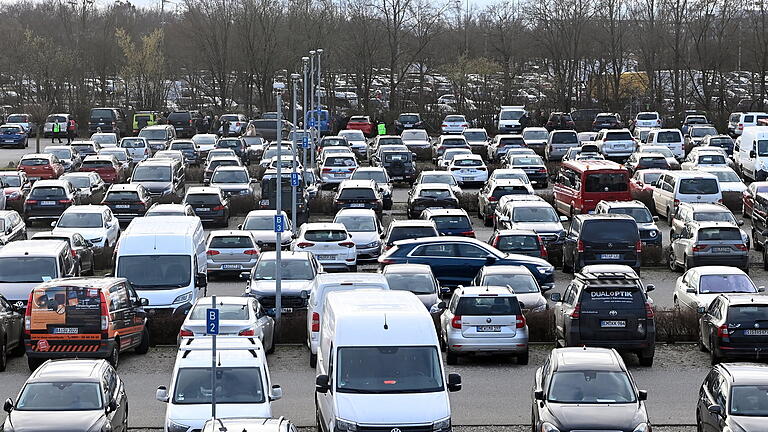 Messe Augsburg Parken       -  Sieben Euro kostete die Parkgebühr bei der Dreier-Messe in Augsburg.