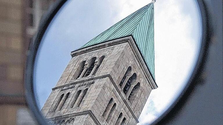 Kirchturm in Schieflage       -  Der ungewöhnliche Blick auf den Turm der Heilig-Geist-Kirche stammt vom Seitenspiegel eines Rollers.