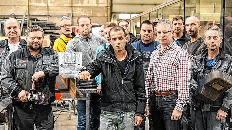 Alle für Abdulhai Atai (vorn im Bild). Belegschaft und Geschäftsführung der Metz Stahl- und Metallbau GmbH &ndash; rechts neben Atai Prokurist Thomas Baunach &ndash; haben beim bayerischen Landtag eine Petition eingereicht, für ihren Betrieb und ihren Kollegen aus Afghanistan.