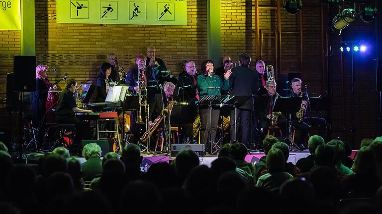 Vor großem Publikum spielte die TG-Bigband in der Hans-Appold-Halle am Lindenbrunnenweg.