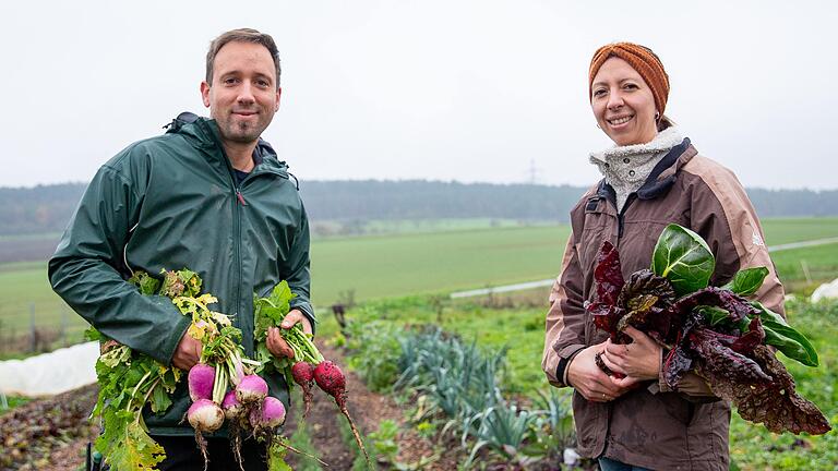 Überzeugte Marktgärtner: Jürgen und Julia Mattis haben das Prinzip des 'Market Gardening' für sich entdeckt. Mittlerweile ackern sie in Waldzell (Lkr. Main-Spessart) nicht nur für sich, sondern mit  Gemüsekisten-Abos auch für andere.