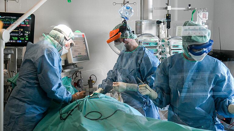 Volle Konzentration auf der Intensivstation im Zentrum für Operative Medizin der Würzburger Uniklinik. Um Mitarbeitende für die Pflege zu gewinnen, setzt man auf flexible Arbeitszeiten. Volle Konzentration auf der Intensivstation im Zentrum für Operative Medizin der Würzburger Uniklinik. Um Mitarbeitende für die Pflege zu gewinnen, setzt man auf flexible Arbeitszeiten.