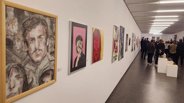 Bei der Eröffnung der Ausstellung 'Moment Mal: Kunst am Celtis'. Die Werke der ehemaligen Schülerinnen und Schüler des Celtis-Gymnasiums werden in der Kunsthalle Schweinfurt gezeigt. Bei der Eröffnung der Ausstellung 'Moment Mal: Kunst am Celtis'. Die Werke der ehemaligen Schülerinnen und Schüler des Celtis-Gymnasiums werden in der Kunsthalle Schweinfurt gezeigt.