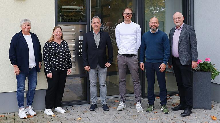 Vertragsunterzeichnung zwischen dem Caritas-Verband Tauberkreis und dem Seniorenzentrum der BBT-Gruppe St. Hannah in Distelhausen mit Kornelia Niklas, Andrea Behra, Marc Gabelmann, Bastian Weippert, Michael Müller sowie Thomas Wigant.