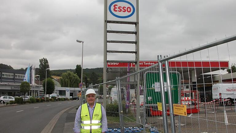 Seit Wochenanfang eine Baustelle: Sevket Berger saniert seine Esso-Tankstelle in der Würzburger Straße und vergrößert auch den Verkaufsraum.