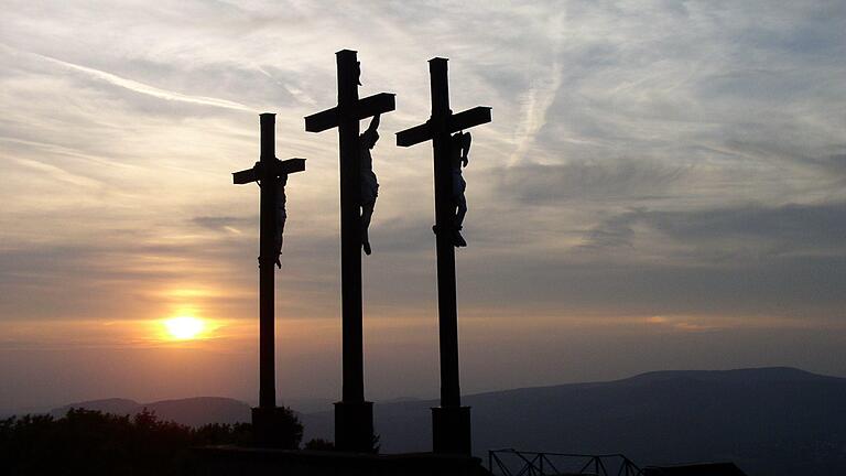 Das Ziel von alljährlich 10.000 Wallfahrern: der Kreuzberg, heiliger Berg der Franken in der Rhön. Zum Teil mehr als 200 Kilometer zu Fuß legen die etwa 70 verschiedenen Gruppen aus Franken zurück. Die ersten Gruppen...