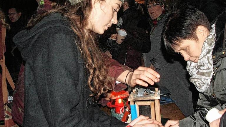 Friedenslicht nach der Mette: Rund 20 Pfadfinder waren im Einsatz, um das Licht aus Bethlehem an die Gottesdienstbesucher weiterzugeben beziehungsweise Glühwein auszuschenken.