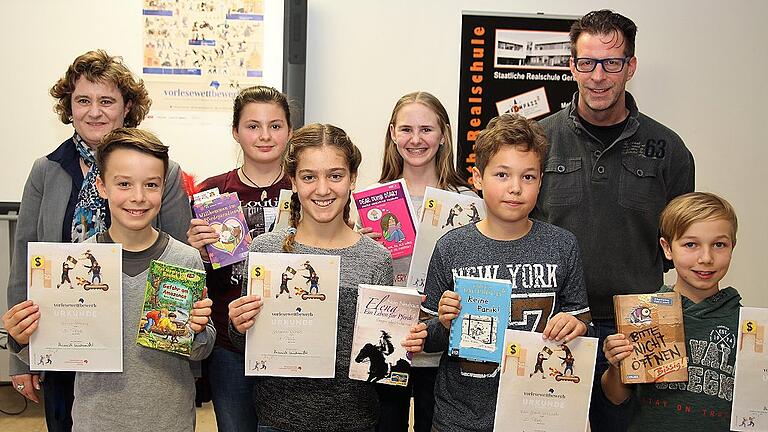 Urkunden und Buchpreise gab es beim Vorlesewettbewerb an der Realschule Gerolzhofen für (vorne von links) Jonas Pfrang, Vorlesekönigin Johanna Würffel, Ben-Jakob Schwädt, Simon Stawitzky, (hinten von links) Sophie Kowalik und Julia Krapf aus den Händen von Schulleiterin Elisabeth Grimanelis und Deutschlehrer Thomas Kupferschmidt.