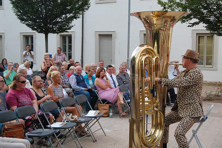 Jörg Wachsmuth spielte im Hof der Musikakademie auf der größten Tuba der Welt.