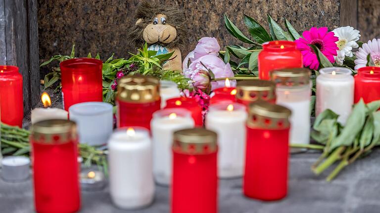 Vorm Kaufhaus Woolworth legen Menschen aktuell Blumen ab und stellen Kerzen auf. Für Betroffene und Zeugen haben Stadt und Polizei&nbsp; jetzt Rufnummern freigeschalten.