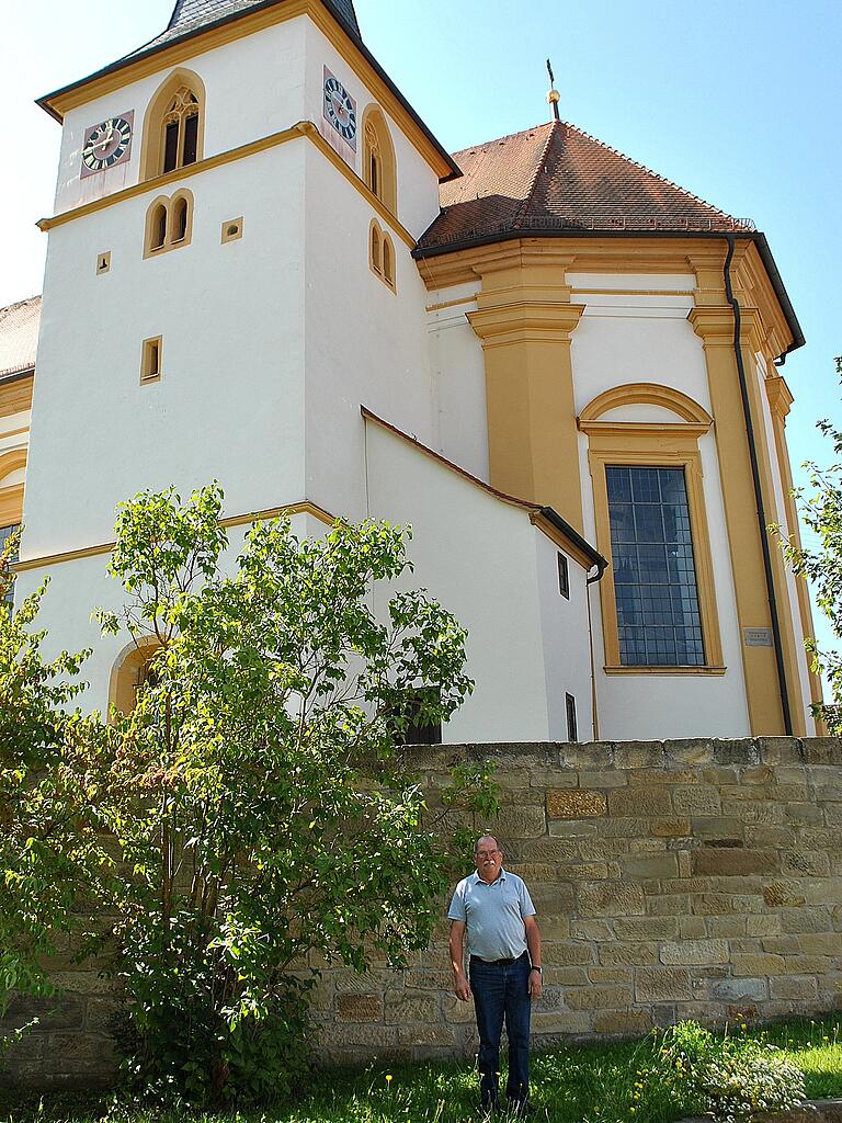 Der Kirchturm in Untereßfeld ist 36 m hoch, das Uhrwerk befindet sich ungefähr auf der Hälfte, unterhalb des Zifferblatts, erklärt Guido Jörg.