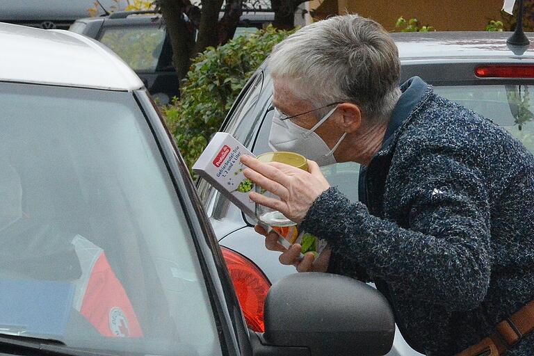 Um dem Suchhund einen möglichst nur mit dem Geruch der zu suchenden Person behafteten Gegenstand anbieten zu können, wird die Kompresse erst in eine verschließbare Plastiktüte und dann in ein Schraubdeckelglas gelegt. Hier erklärt die Prüferin das Vorgehen und nimmt den Geruchsartikel in Empfang.