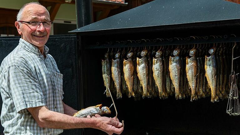 Johann Pfannes beim Räuchern der Fische in der Willanzheimer Hagenmühle. Donnerstag und Freitag gibt es ab 10 Uhr Forellen heiß aus dem Räucherofen.