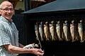 Johann Pfannes beim Räuchern der Fische in der Willanzheimer Hagenmühle. Donnerstag und Freitag gibt es ab 10 Uhr Forellen heiß aus dem Räucherofen.