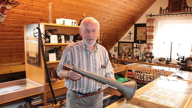 Alois Tremer in seinem kleinen Museum, das alte Signalhorn der Sulzthaler Nachtwächter hat er aus dem Müll gerettet.       -  Alois Tremer in seinem kleinen Museum, das alte Signalhorn der Sulzthaler Nachtwächter hat er aus dem Müll gerettet.