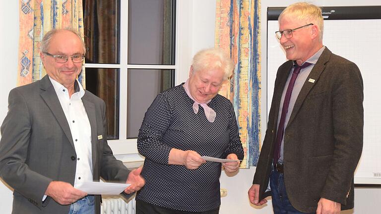 Bürgermeister Heinrich Klein (rechts) dankte Harald Trabert und Gisela Keller für deren vielfältiges Engagement auf Landkreisebene, wofür sie die Landkreismedaille in Silber erhalten hatten. Seitens der Gemeinde gab es einen Geschenkgutschein.