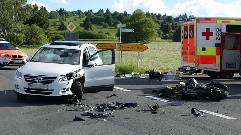 An der Schornhecke kam ein Motorradfahrer bei einem Unfall ums Leben. Die Polizeiinspektion Bad Neustadt ermittelt zur Unfallursache. An der Schornhecke kam ein Motorradfahrer bei einem Unfall ums Leben. Die Polizeiinspektion Bad Neustadt ermittelt zur Unfallursache.