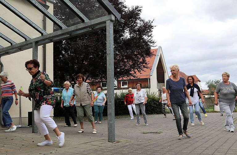 In Corona-Zeiten tanzt der Tanzkreis 50+ einfach im Freien: Leiterin Marianne Mann (links) hat dafür ihr Tanzprogramm umgestellt und ein Hygiene-Konzept ausgearbeitet.