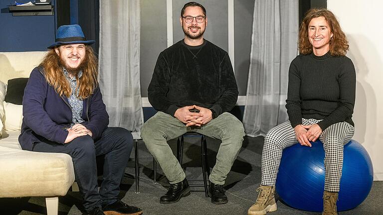 Am 18. Dezember findet im Chambinzky die erste 'Relaxed Performance' speziell für Menschen mit Autismus-Spektrum-Störung statt. Berater Pablo Klaschka, Csaba Béke und Martina Esser (von links) sitzen im Bühnenblid des Theaterraums.