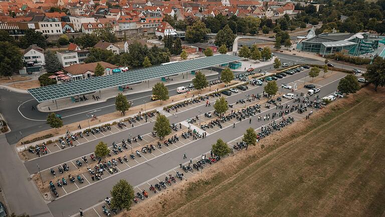 Ein Blick auf den Festplatz von Bad Neustadt von oben. Unser Archivfoto entstand anlässlich eines Motorradtreffens 2022.&nbsp;