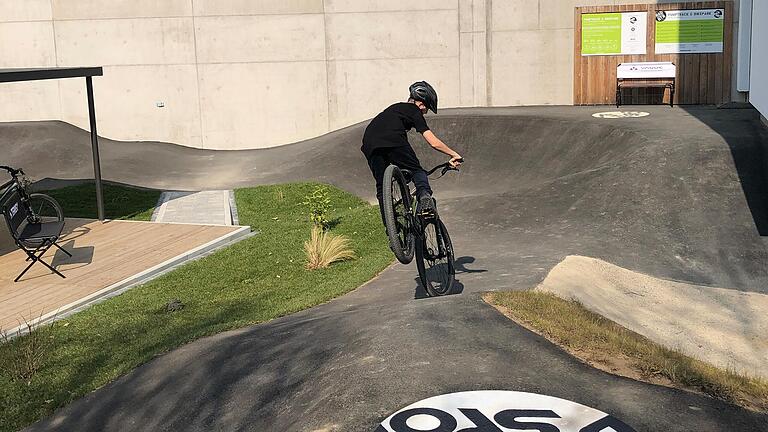 Das Bild zeigt einen Bike-Park in Kürnach, den sich die Gemeinderäte aus Zellingen erst einmal anschauen möchten (Archivbild).