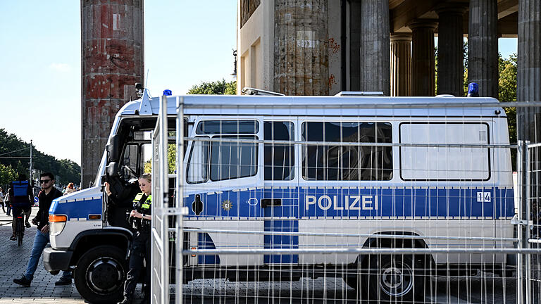 Nach Farbanschlag auf das Brandenburger Tor.jpeg       -  Polizei am Brandenburger Tor nach dem Farbanschlag der 'Letzten Generation'.