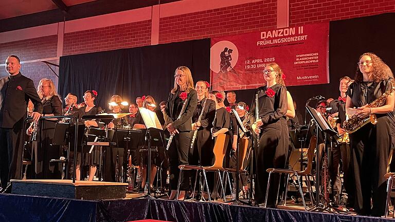 Das Symphonische Blasorchester Unterpleichfeld mit Dirigent Manuel Scheuring.